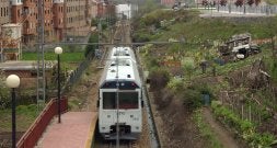 Un convoy de Feve, en dirección a Las Campas. / JESÚS DÍAZ/