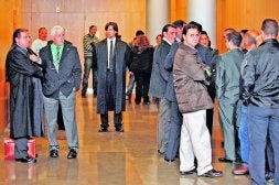Miranda, a la izquierda con el pelo blanco, antes de declarar ante la jueza. / M. ROJAS/