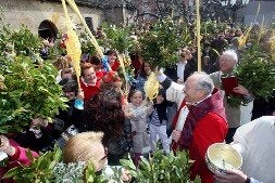 Gómez Cuesta rocía de agua bendita los ramos en la capilla. / PIÑA/