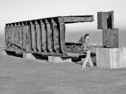Obra de Joaquín Rubio Camín realizada con restos del 'Castillo de Salas' e instalada en el Cervigón. / A. AUSÍN/