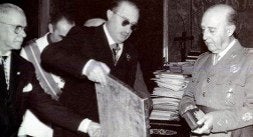 Franco recibe en El Pardo la Medalla de Oro de Gijón, de manos de Ignacio Bertrand y Gregorio Llanes. / E. C./
