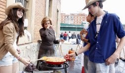 Un momento del concurso de paellas en el patio de la Inmaculada. / VICTORIA FERNÁNDEZ/