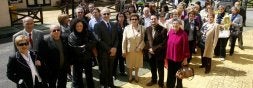 Los antiguos alumnos del Orfanato Minero y sus invitados, junto al profesor homenajeado, Audilio González, en el centro. / MARIO ROJAS/
