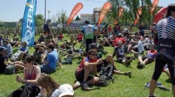 Senderistas y cicloturistas reponen fuerzas antes de reanudar el camino. / LVA/