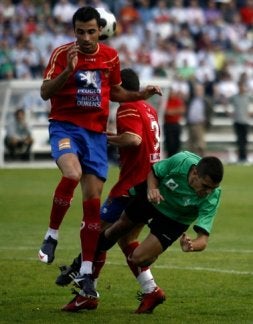 Un jugador del Uni cae en un salto con dos rivales. / M. ROJAS/