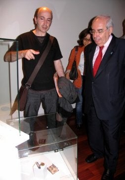 El artista explica sus obras al presidente del Principado, Vicente Álvarez Areces, que inauguró la exposición el viernes./ B. R. P./