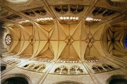 Vista aérea de la bóveda del templo catedralicio de Oviedo recogida del libro./