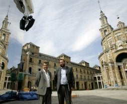 Joan Codol y Jesús López, ayer, en el patio de La Laboral. / CITOULA/