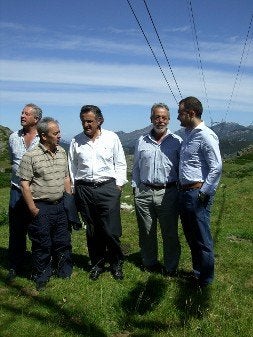 El presidente del PP regional, Ovidio Sánchez (en el centro), ayer, en el parque de Redes. / J. M. PARDO/