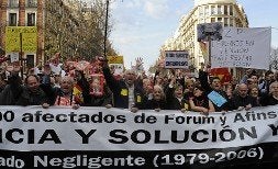 Afectados por la presunta estafa, en una concentración que protagonizaron en Madrid en 2008. / KIKO HUESCA/