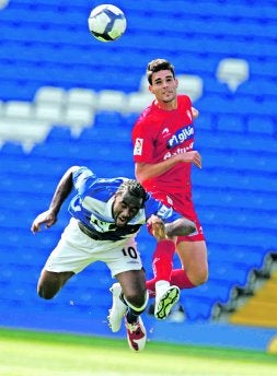 Botía despeja un balón ante Cameron Jerome en el partido de pretemporada disputado en Birmingham. / J. BILBAO/