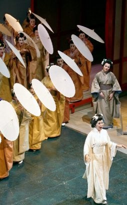 La respresentación de 'Madama Buterlfy' abarrotó por completo el patio de butacas del teatro de la Universidad Laboral. / J.BILBAO/