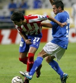 Sergio Prendes, presionado por Villanueva. / J. BILBAO/