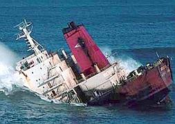 Hundimiento del puente y la popa del 'Castillo de Salas', después de que la mar rompiera el barco en dos a pocos metros del cerro de Santa Catalina. :: E. C./