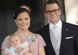 Los príncipes de Suecia bautizan a la pequeña Estela