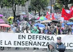 La cabecera de la multitudinaria manifestación que ayer recorrió las calles de Oviedo y en la que padres y alumnos pidieron la dimisión del ministro Wert. :: JESÚS DÍAZ/
