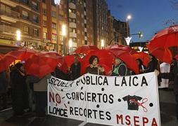 Una de las pancartas de la manifestación convocada ayer en Gijón. :: JOAQUÍN BILBAO/