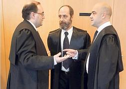 Los abogados de los tres acusados antes de entrar en la vista oral celebrada en noviembre. :: MARIO ROJAS/