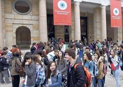 Público juvenil a las puertas del Teatro de la Laboral en una de las sesiones de Enfants Terribles de este año. :: JORGE PETEIRO/