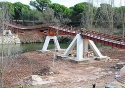 El puente de madera construido en Tabaza que fue trasladado después a la localidad vallisoletana. :: E. C./