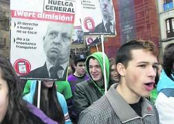 Cientos de alumnos recorrieron ayer las calles de Avilés en defensa de la educación pública. :: SERGIO LÓPEZ/