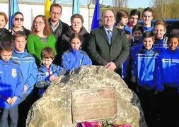 El alcalde presidió el cambio del nombre del polideportivo de San Claudio. :: JESÚS DÍAZ/