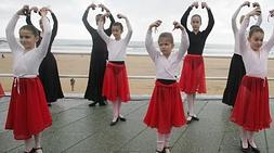 Bailarinas de la academia de Alejandra Tassis, en su actuación de ayer en el Muro. :: CITOULA/