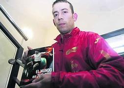 Antonio Madriñán muestra su libro. :: SERGIO LÓPEZ/