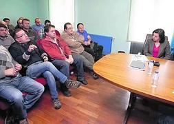 La consejera de Agroganadería y la directora de Recursos Naturales durante la reunión que mantuvieron ayer en Onís con una representación de los ganaderos del Oriente. :: N. A./