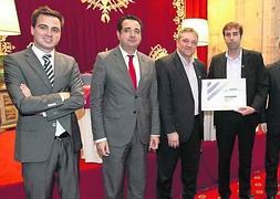 Cormac Leggett, Julio Zapico, los ganadores, Víctor Espinosa y Michel Charro, y José Manuel Bilbao. :: A.PIÑA/