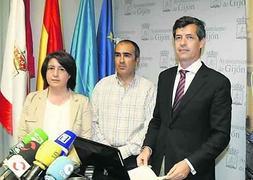 Begoña Fernández, Javier Sagarribay y Rafael Felgueroso. :: SEVILLA/