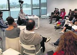 Jorge Eires, junto al ventanal, explica a los asistentes al seminario la filosofía de estas clases. :: S. LÓPEZ/