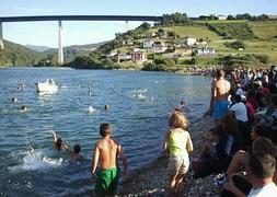 Varios nadadores siguen los patos en una de las pasadas ediciones de la fiesta. :: ATALAYA DE LUARCA/