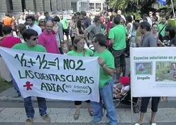 Algunos de los interinos que ayer participaron en la cacerolada a las puertas de la Consejería de Educación del Principado. :: MARIO ROJAS/