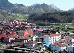 Vista panorámica de la villa de Arriondas, cuyo crecimiento está muy limitado por los ríos Sella, Piloña y el río Chico. :: SUSANA SAN MARTÍN/