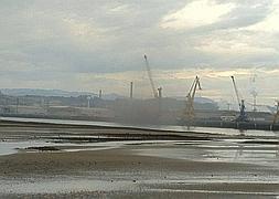 Los ecologistas denuncian la nube de polvo por la descarga de un barco en el Puerto
