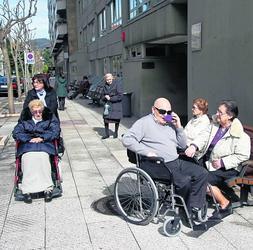 Varias personas mayores, a las puertas de la residencia Santa Teresa, una de las cuatro públicas que hay en Oviedo. :: MARIO ROJAS/