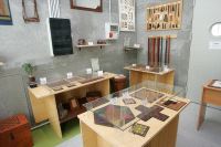 VENTA. Una de las vitrinas del taller de Margot Cembreros. / N. A./