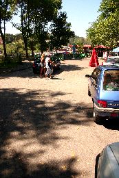 VERANEO. Unos turistas pasean por las instalaciones de la Ciudad de Vacaciones de Perlora. / P. G.-PUMARINO/