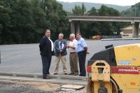 VISITA. Gutiérrez Granda, José Manuel Cuervo y directivos del Narcea, ayer, en las instalaciones de El Reguerón. / AZCÁRATE/