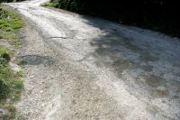 BACHES. La carretera está en mal estado. / NEL ACEBAL/