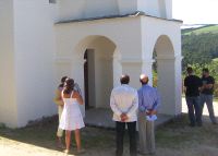 OBRAS. Varios vecinos observan el nuevo aspecto de la iglesia. / D. F./