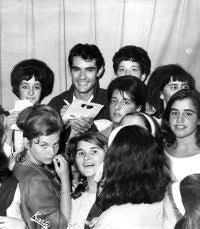 ÍDOLO. Ramón, del Dúo Dinámico, rodeado de admiradoras. / E. C./