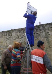 CALDONES. El edil Tino Venturo participa en la limpieza de señales emborronadas por partidarios de la toponimia en asturiano. / UCHA/