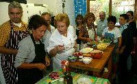 PREPARACIÓN. La cocinera Abitita, con sus alumnos en el Mirador de Ordiales. / PABLO NOSTI/