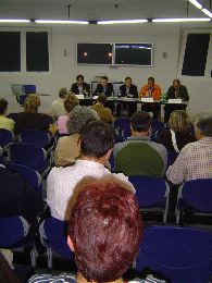 DEBATE. Alberto Tirador, Rubén Almeida, Jesús Menéndez, José Felgueres y Sergio Marqués en la rula de Lastres. / D. ESPINOSA/
