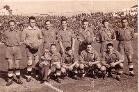 HASTA 1960. Camisa de la época, con cuellos y botones en color azul, a juego con el pantalón. Era la alternativa de entonces para visitar a los equipos con camiseta rojiblanca, cuando apenas había opciones en las indumentarias./