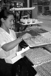DULCES. Ainhoa de Pedro sirve unos 'huesos'. / A. A./