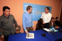 CRÍTICOS. Juan Carlos Armas, Roberto Roces, Fidel Sánchez, Jesús Álvarez y Milocha Rodrigo, en la sede del PP llanisco. / D. E./