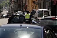 POLÉMICA. Un policía local dirige el tráfico en Infiesto. / D. E./